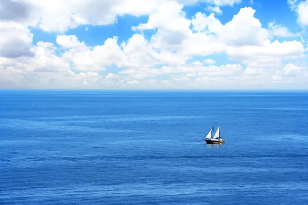 Hermoso paisaje tranquilo mañana mar verano con un velero solitario — Foto de Stock