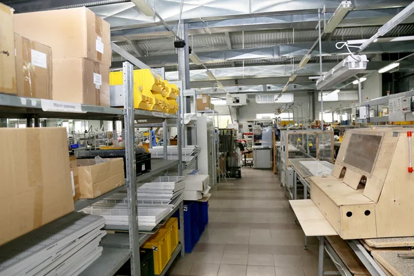 Moderne fabriek magazijn op mechanische moderne plant, kleurrijke pl — Stockfoto