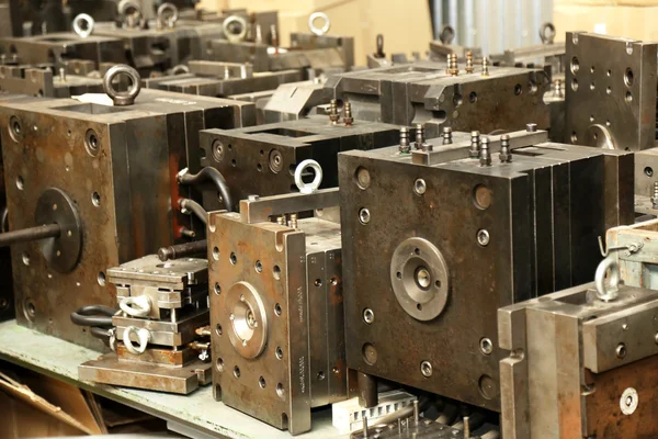 Almacén de piezas de metal y equipos obsoletos mecánicos pla — Foto de Stock