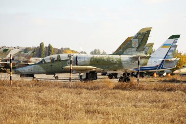 Odessa, Ukrayna - 26 Haziran 2011: Eski kırık askeri uçak ,