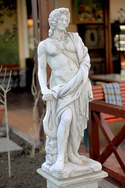 Scultura classica in pietra di un giovane musicista maschio con nudo a — Foto Stock