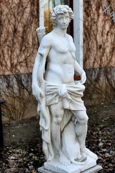 Klassische Steinskulptur eines jungen männlichen Kriegers mit nacktem Oberkörper — Stockfoto