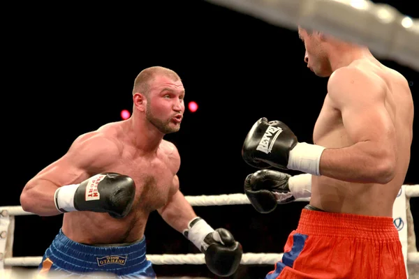 Odessa, Ukraine - May 31, 2014: In the boxing ring Roman Golovas — Stock Photo, Image