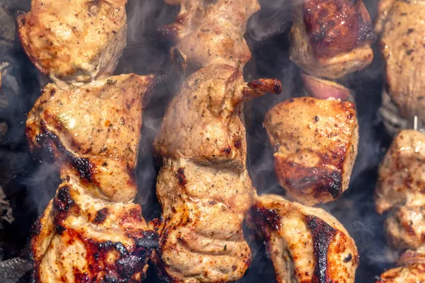 Ljusa och fräscha redo kebab på spett över glöden beredd på — Stockfoto