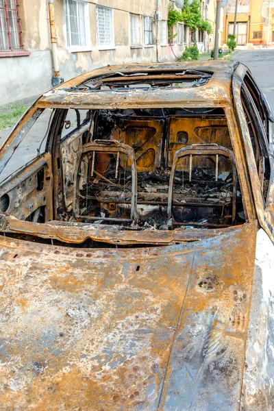 Blown car after civil strife thrown on the roadside. As a result — Stock Photo, Image