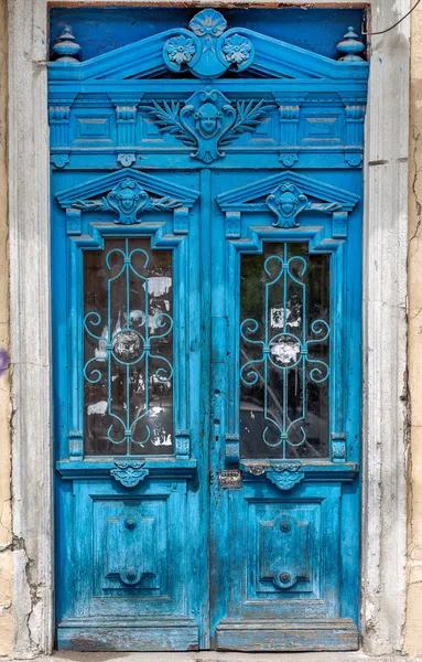 Porta de madeira velha coberta com rachaduras, pintura desgastada. Uma base ideal f — Fotografia de Stock