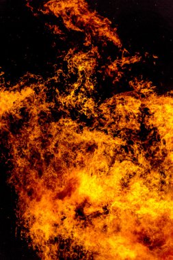 Geceleri yanan kamp ateşi tarak alev doku ve arka plan olarak