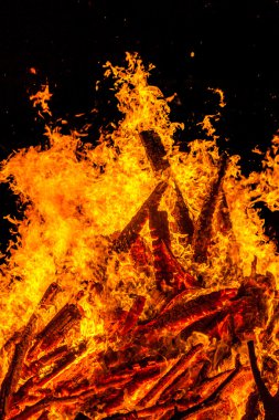 Geceleri yanan kamp ateşi tarak alev doku ve arka plan olarak