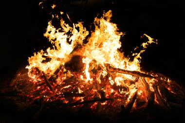 Geceleri yanan kamp ateşi tarak alev doku ve arka plan olarak