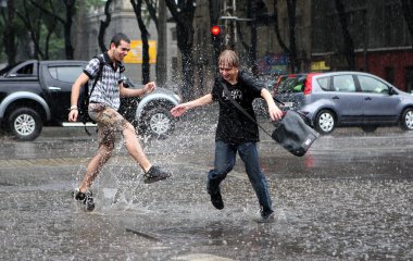 Odessa, Ukrayna - 21 Haziran: iki erkek sprey su göletlerde ben