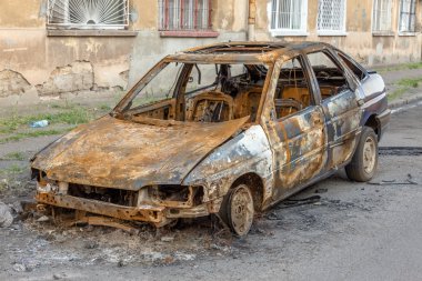 patlayan araba sivil çatışmalar kenarında atılır sonra. bir terör eylemi sonucu olarak araba yanmış