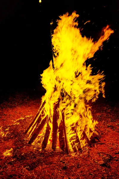 Горящий Костер Ночью Расчесывает Пламя Текстуру Фон Сильные Ветви Жгущие — стоковое фото