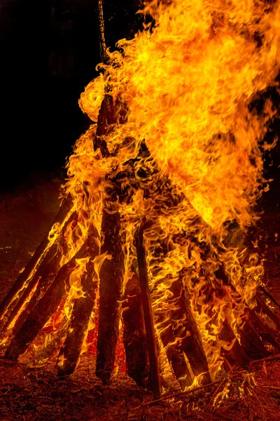燃烧的篝火，到了晚上，梳理火焰纹理和背景 — 图库照片