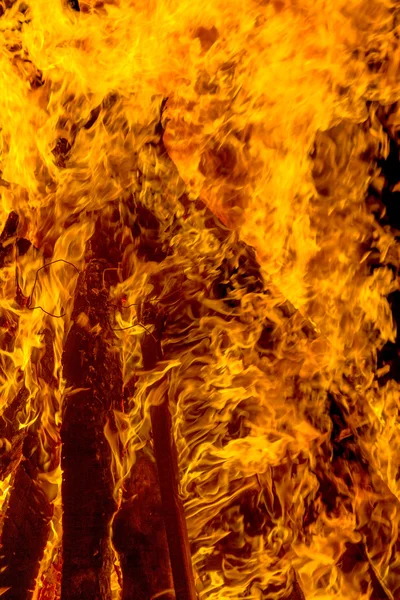 Palenie ogniska w nocy, grzebienie płomień jak tekstury i tła — Zdjęcie stockowe