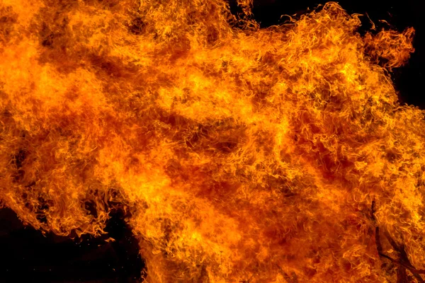 Arderea focului de tabără pe timp de noapte, pieptene flacără ca textură și fundal — Fotografie, imagine de stoc