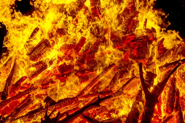 Спалювання вогню вночі, розчісує полум'я як текстуру і фон — стокове фото