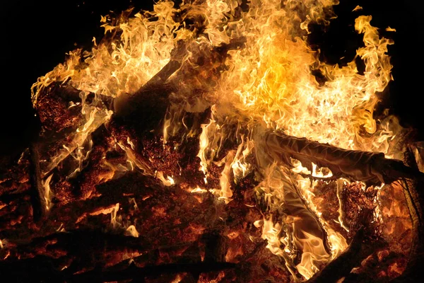 밤에 타는 모닥불 빗 불꽃 텍스처와 배경 — 스톡 사진