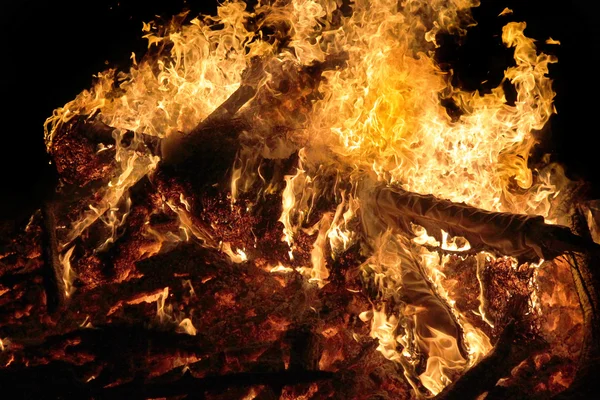 Καύση campfire το βράδυ, χτένες φλόγα ως υφή και φόντο — Φωτογραφία Αρχείου