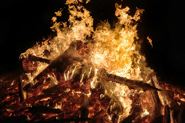 Burning campfire at night, combs flame as texture and background — Stock Photo, Image