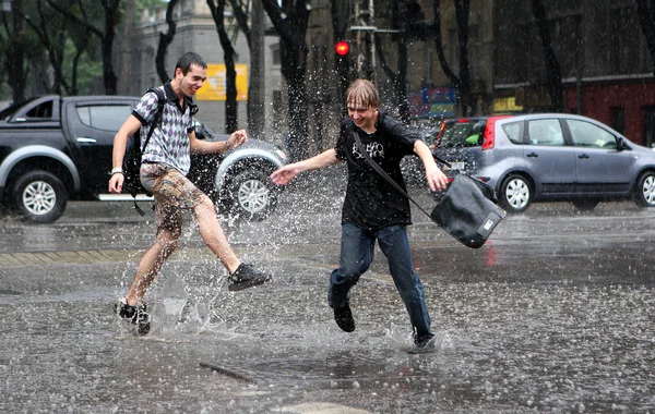 Odessa, Oekraïne - 21 juni: twee jongens spray water in de plassen ik — Stockfoto