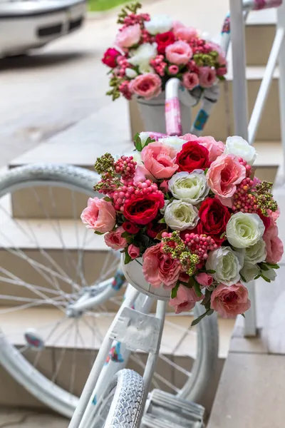Kolorowe kwiaty w bukiet róż jako dekoracja stary Beacon — Zdjęcie stockowe