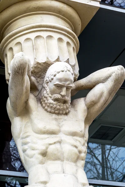 Ancienne sculpture en marbre antique atlas ciel détient — Photo