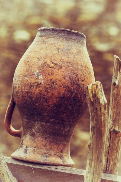 関連構造小枝とビンテージ木製農村フェンでのスティック — ストック写真