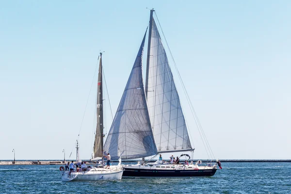 Odessa, Ukraine - 28 mai 2011 : Yacht à voile sur la côte — Photo