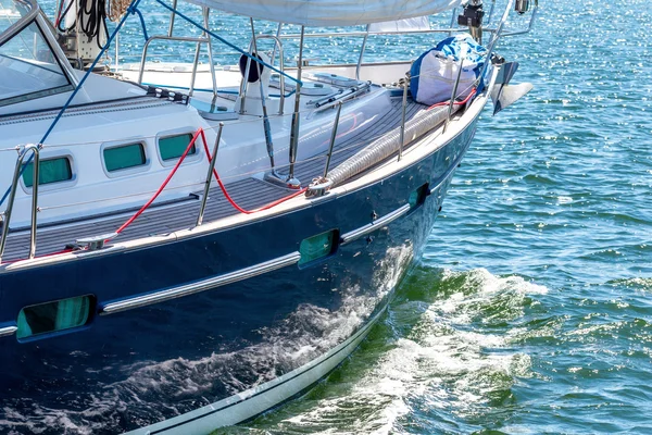 Odessa, Ukraine - 28. Mai 2011: Segeljacht vor der Küste — Stockfoto