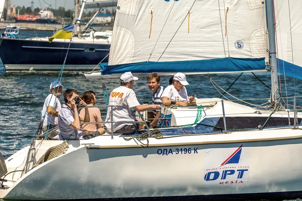 Odessa, Ukraina - 28 maj 2011: segelbåt ute i de kustnära — Stockfoto