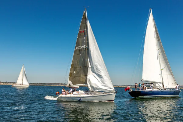 Odessa, Ucrania - 28 de mayo de 2011: yate de vela en la costa —  Fotos de Stock