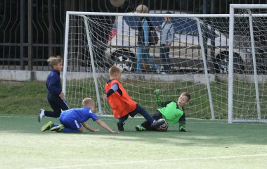 ODESSA, UKRAINE - 25 Eylül 2021: Küçük çocuklar, küçük çocuklar spor şampiyonası kasabasında yapay sahada futbol oynuyorlar. Çocuk sporları sağlıklı yaşam tarzıdır. Spor çocukları futbol oyuncuları