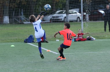 ODESSA, UKRAINE - 25 Eylül 2021: Küçük çocuklar, küçük çocuklar spor şampiyonası kasabasında yapay sahada futbol oynuyorlar. Çocuk sporları sağlıklı yaşam tarzıdır. Spor çocukları futbol oyuncuları