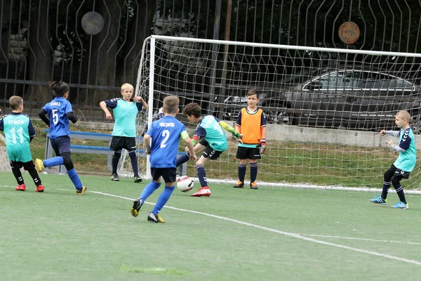 Odessa Ukraine September 2021 Kleine Jongens Kinderen Spelen Voetbal Kunstgras — Stockfoto