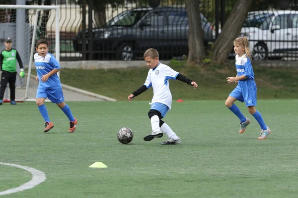 Odessa Ukraine Вересня 2021 Маленькі Хлопчики Діти Грають Футбол Штучному — стокове фото