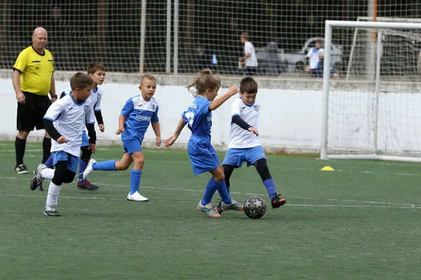 Odessa Ukraine September 2021 Kleine Jongens Kinderen Spelen Voetbal Kunstgras — Stockfoto