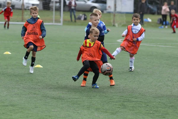 Odessa Ucrania Septiembre 2021 Niños Pequeños Niños Juegan Fútbol Césped —  Fotos de Stock
