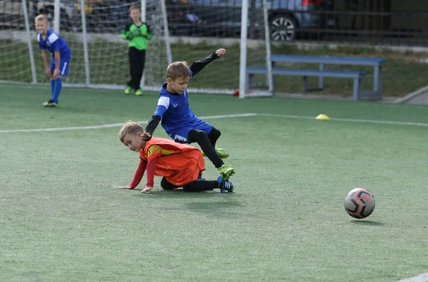 Odessa Ukraine September 2021 Kleine Jongens Kinderen Spelen Voetbal Kunstgras — Stockfoto