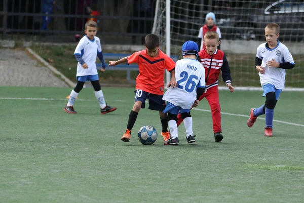 ODESSA, UKRAINE - 25 Eylül 2021: Küçük çocuklar, küçük çocuklar spor şampiyonası kasabasında yapay sahada futbol oynuyorlar. Çocuk sporları sağlıklı yaşam tarzıdır. Spor çocukları futbol oyuncuları