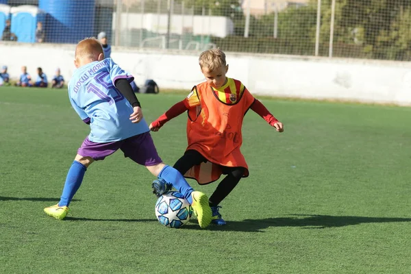 Odessa Ucrania Septiembre 2021 Niños Pequeños Niños Juegan Fútbol Césped — Foto de Stock