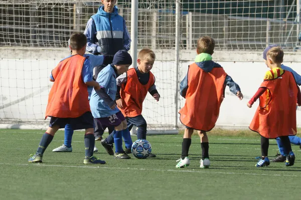 Odessa Ucrania Septiembre 2021 Niños Pequeños Niños Juegan Fútbol Césped —  Fotos de Stock