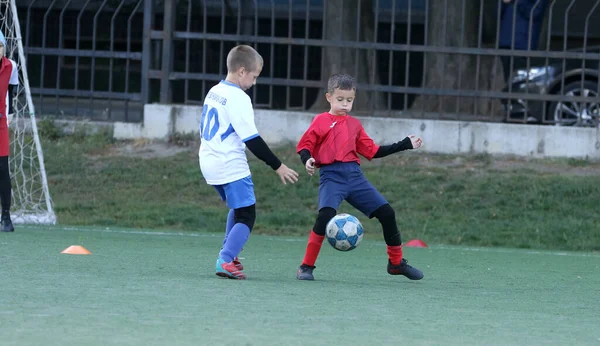 Odessa Ukraine September 2021 Kleine Jongens Kinderen Spelen Voetbal Kunstgras — Stockfoto