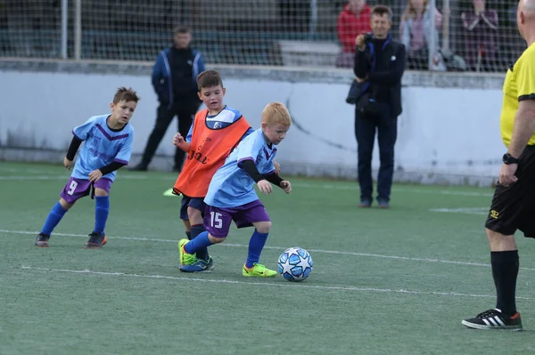 Odessa Ukraine September 2021 Kleine Jongens Kinderen Spelen Voetbal Kunstgras — Stockfoto