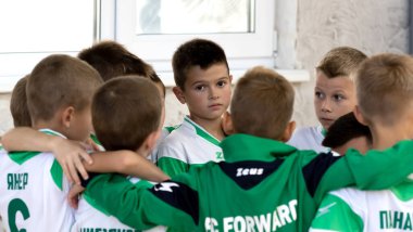 ODESSA, UKRAINE - 14 Ekim 2021: Küçük çocuklar 8-9 yaşlarında, Ukrayna Şampiyonası 'nda spor salonunda mini futbol oynuyorlar. Çocuk sporları sağlıklı yaşam tarzıdır. Erkek sporcular futsal yapıyor.