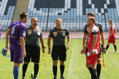 ODESSA, UKRAINE - 24 Ağustos 2021: Futbol. ATO gazileri arasında düzenlenen geleneksel Ukrayna Kupası. Gaziler stadyumun yeşil çimlerinde futbol oynarlar. Kupa için futbol maçı zamanı. Oyunun canlı duyguları