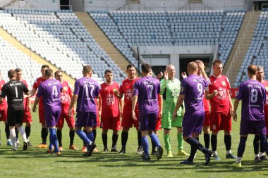 ODESSA, UKRAINE - 24 Ağustos 2021: Futbol. ATO gazileri arasında düzenlenen geleneksel Ukrayna Kupası. Gaziler stadyumun yeşil çimlerinde futbol oynarlar. Kupa için futbol maçı zamanı. Oyunun canlı duyguları