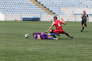 ODESSA, UKRAINE - 24 Ağustos 2021: Futbol. ATO gazileri arasında düzenlenen geleneksel Ukrayna Kupası. Gaziler stadyumun yeşil çimlerinde futbol oynarlar. Kupa için futbol maçı zamanı. Oyunun canlı duyguları