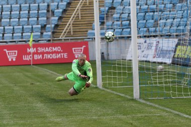 ODESSA, UKRAINE - 24 Ağustos 2021: Futbol. ATO gazileri arasında düzenlenen geleneksel Ukrayna Kupası. Gaziler stadyumun yeşil çimlerinde futbol oynarlar. Kupa için futbol maçı zamanı. Oyunun canlı duyguları