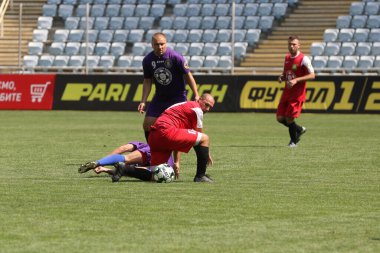 ODESSA, UKRAINE - 24 Ağustos 2021: Futbol. ATO gazileri arasında düzenlenen geleneksel Ukrayna Kupası. Gaziler stadyumun yeşil çimlerinde futbol oynarlar. Kupa için futbol maçı zamanı. Oyunun canlı duyguları