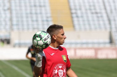 ODESSA, UKRAINE - 24 Ağustos 2021: Futbol. ATO gazileri arasında düzenlenen geleneksel Ukrayna Kupası. Gaziler stadyumun yeşil çimlerinde futbol oynarlar. Kupa için futbol maçı zamanı. Oyunun canlı duyguları